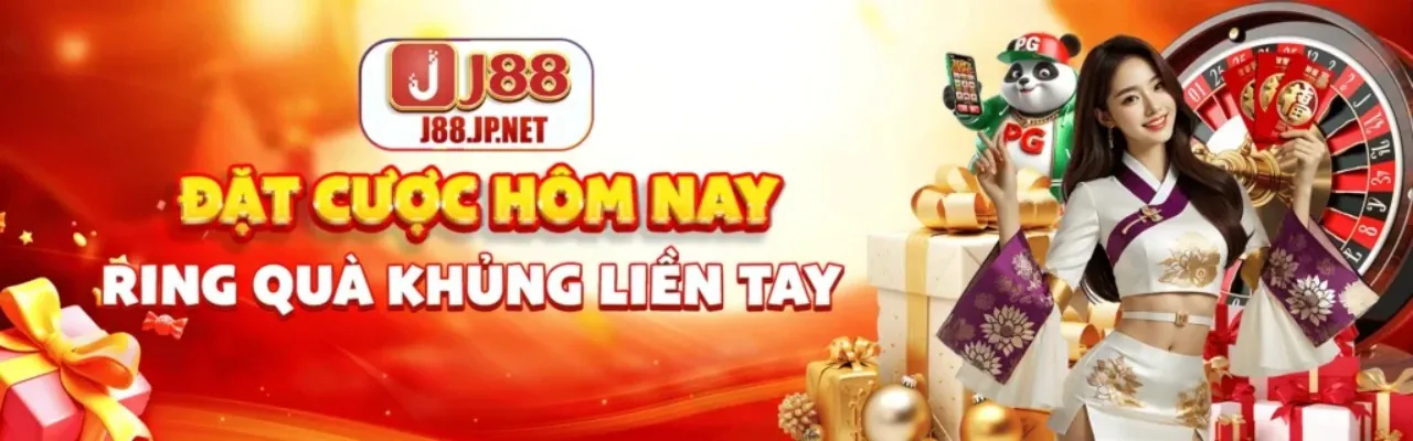 Sân vận động với trận đấu bóng đá đang diễn ra, logo qh888